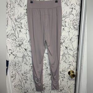 ZYIA Mauve High-Waist Relaxed Leggings